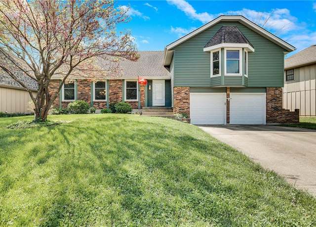 Property at 1135 Columbus St, Lee's Summit, MO 64086, 4 beds, 2 baths