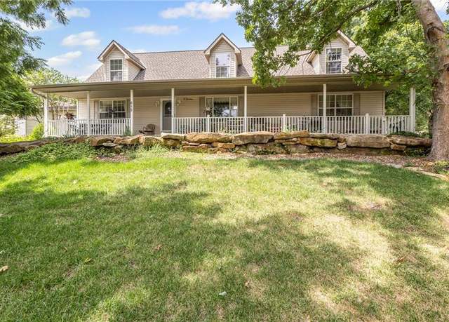 Property at 612 17th St, Osawatomie, KS 66064, 3 beds, 2.5 baths