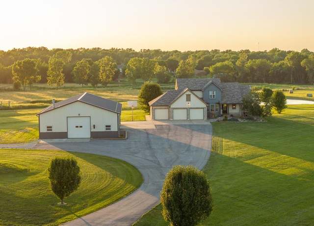 Property at 102 Walnut St, Garden City, MO 64747, 4 beds, 3.5 baths
