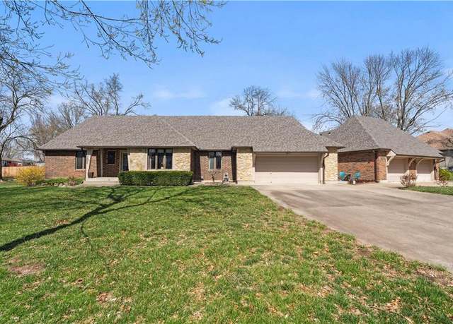 Property at 2600 Ridgewood Rd, Harrisonville, MO 64701, 3 beds, 3 baths