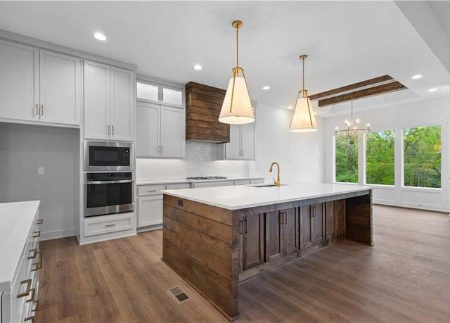 Property at 5114 Montebella Dr, Riverside, MO 64150, 5 beds, 4 baths