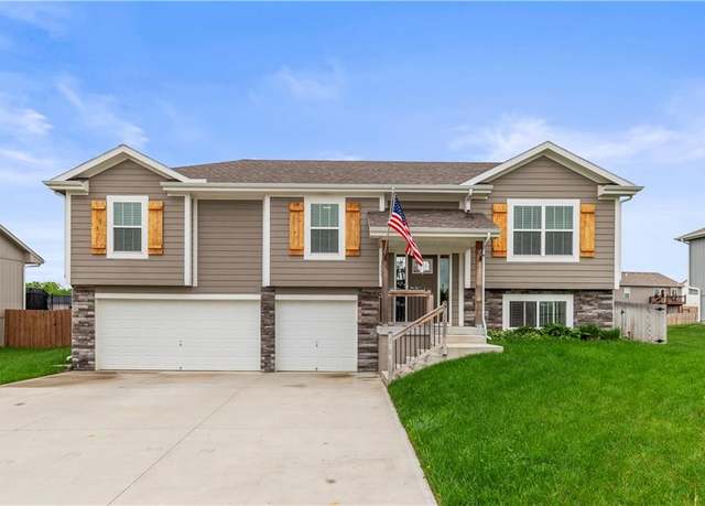 Property at 1005 NW 4th St, Oak Grove, MO 64075, 4 beds, 3 baths