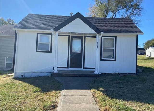 Property at 2304 Walnut St, Higginsville, MO 64037, 2 beds, 1 bath