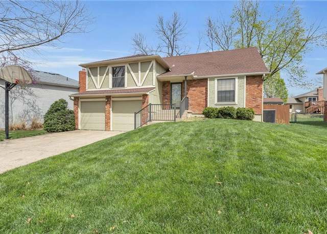 Property at 15205 S Locust St, Olathe, KS 66062, 3 beds, 2 baths