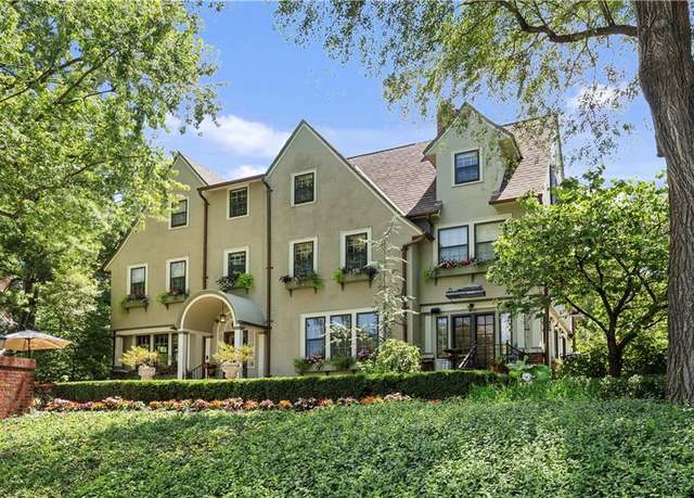 Property at 239 W 52nd St, Kansas City, MO 64112, 6 beds, 4.5 baths