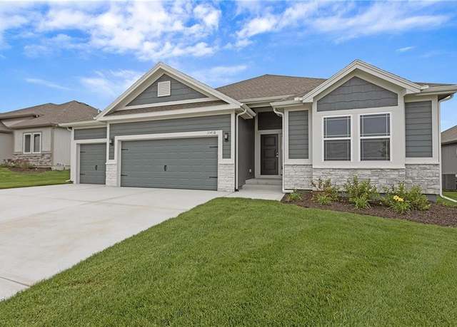 Property at 11416 N Auburndale Cir, Kansas City, MO 64157, 3 beds, 2 baths