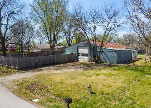 Property at 31395 Old KC Rd, Paola, KS 66071, 1 bed, 1 bath