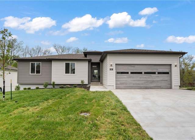 Property at 610 SE 21st St, Oak Grove, MO 64075, 3 beds, 2 baths