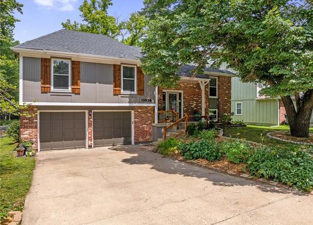 Property at 13924 S Summertree Ln, Olathe, KS 66062, 4 beds, 3 baths