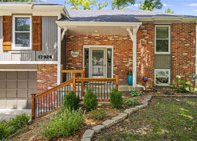 Property at 13924 S Summertree Ln, Olathe, KS 66062, 4 beds, 3 baths