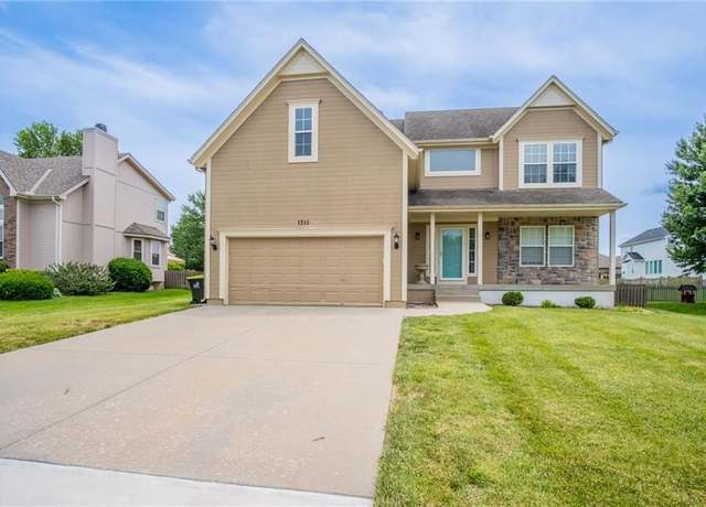 Property at 1315 Georgetown Dr, Lee's Summit, MO 64082, 4 beds, 2.5 baths