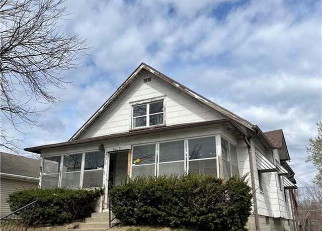 Property at 3029 Lafayette St, St Joseph, MO 64507, 4 beds, 1.5 baths