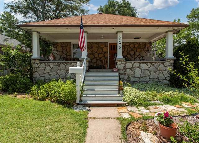 Property at 225 W Moore St, Independence, MO 64050, 2 beds, 1 bath