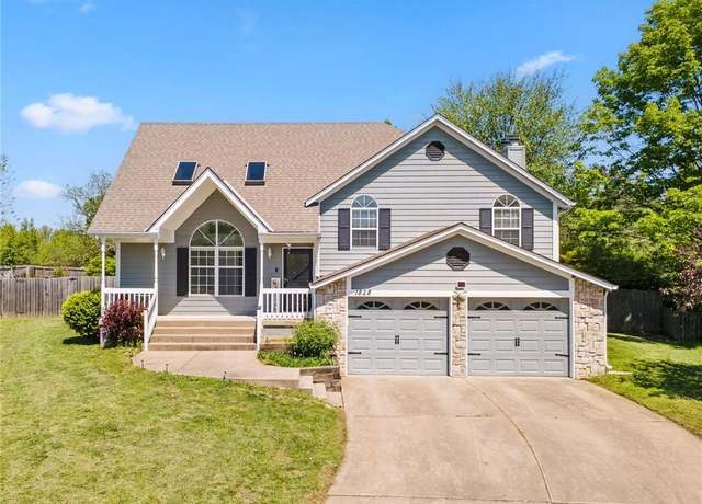 Property at 1828 NE Burgandy Cir, Lee's Summit, MO 64086, 4 beds, 2.5 baths