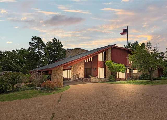 Property at 402 Lees Circle Dr, Fort Scott, KS 66701, 5 beds, 4 baths