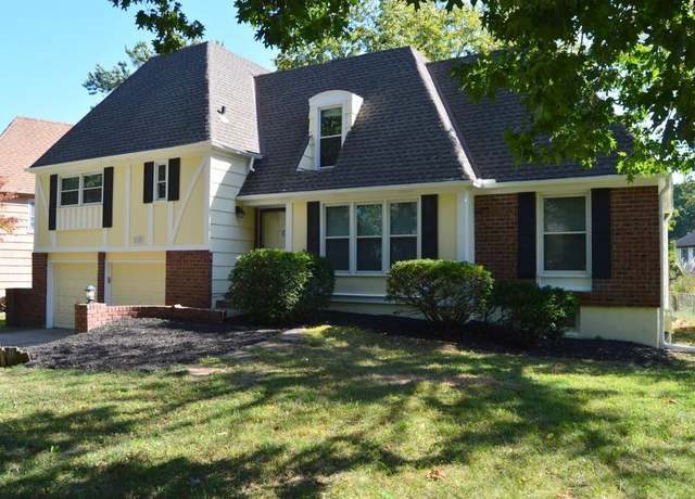 Property at 1127 Queens Place St, Kansas City, MO 64131, 5 beds, 2.5 baths