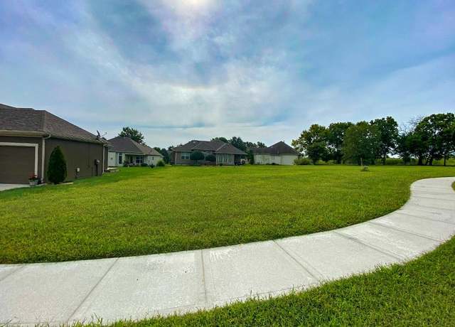 Property at 305 Crestview Ct, Raymore, MO 64083