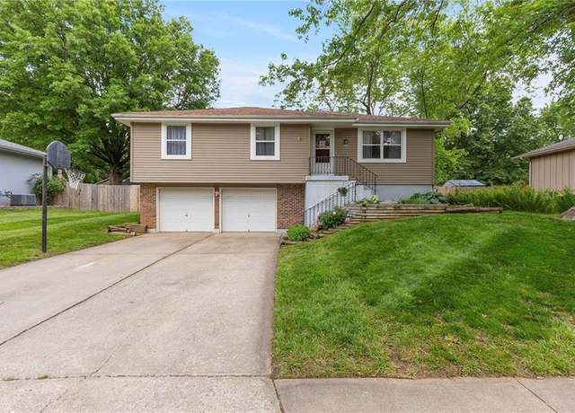 Property at 215 SE Country Ln, Lee's Summit, MO 64063, 3 beds, 2 baths