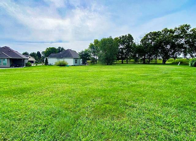 Property at 303 Crestview Ct, Raymore, MO 64083
