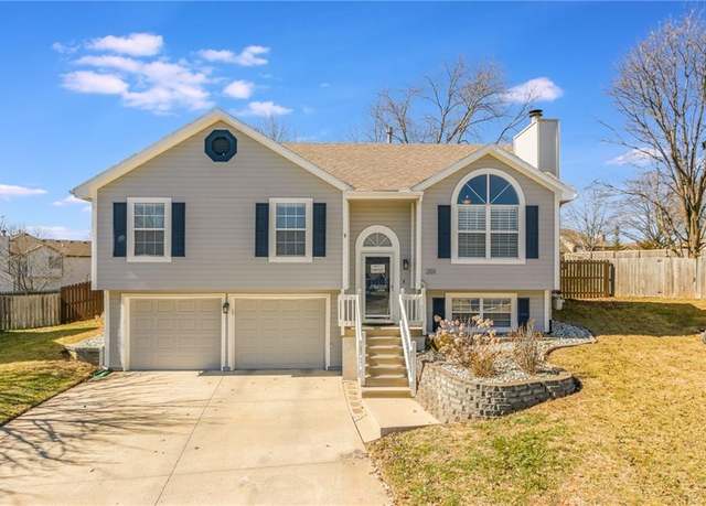 Property at 201 NE Thames Ct, Blue Springs, MO 64014, 3 beds, 2.5 baths