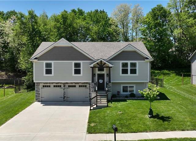 Property at 19553 E 14th St N, Independence, MO 64056, 4 beds, 3 baths