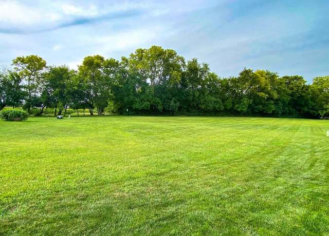 Property at 300 Crestview Ct, Raymore, MO 64083