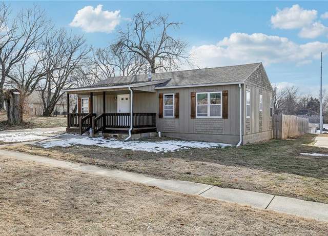 Property at 522 W Gay St, Warrensburg, MO 64093, 4 beds, 2 baths