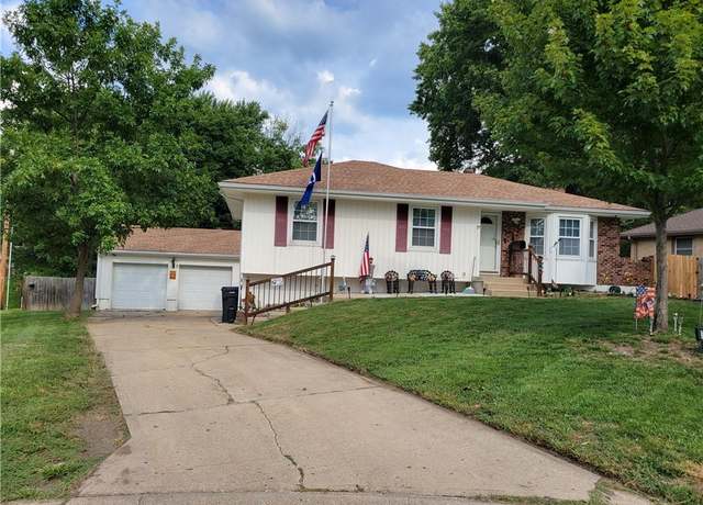 Property at 718 SW Williams St, Lee's Summit, MO 64081, 3 beds, 3 baths
