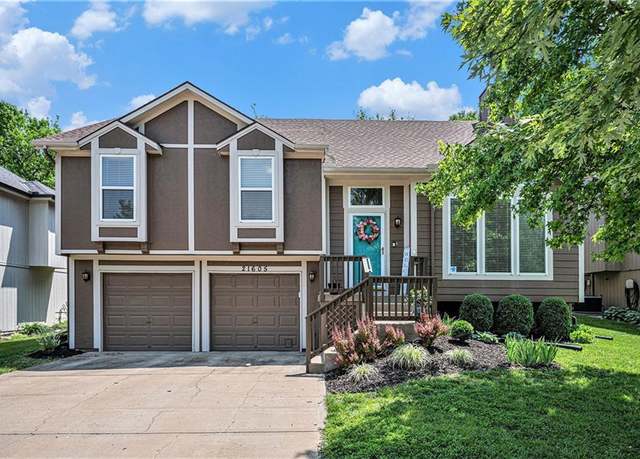 Property at 21605 W 122nd Ter, Olathe, KS 66061, 3 beds, 2.5 baths