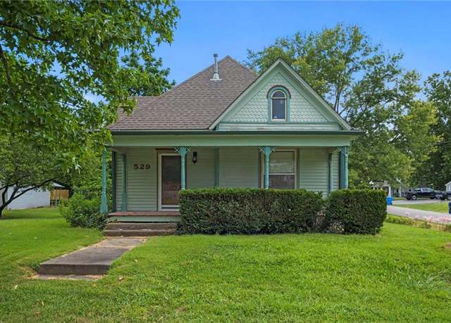Property at 529 Shawnee St, Tonganoxie, KS 66086, 3 beds, 2 baths