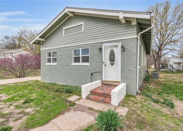 Property at 302 E Main St, Richmond, MO 64085, 3 beds, 1.5 baths