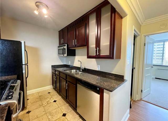 Property at 700 E 8th St Unit 10J, Kansas City, MO 64106, 2 beds, 2 baths