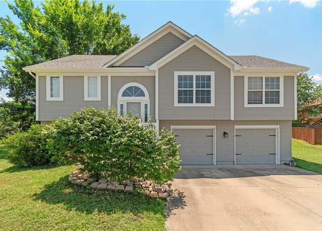 Property at 401 Granite Ct, Raymore, MO 64083, 3 beds, 2.5 baths