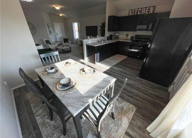 Property at 431 Park Hill Dr, Tonganoxie, KS 66086, 3 beds, 2 baths