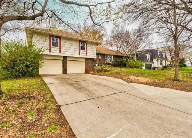 Property at 9722 Woodland Ln, Kansas City, MO 64131, 4 beds, 3 baths