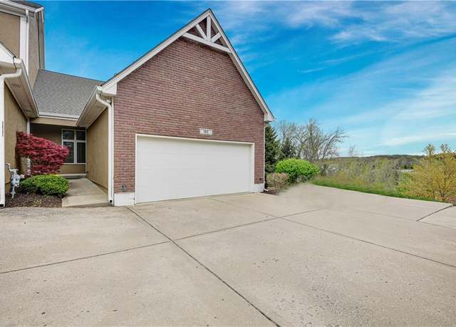 Property at 190 Pointe Dr, Gladstone, MO 64116, 2 beds, 3.5 baths