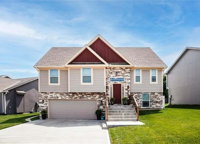 Property at 2209 Pike St, Saint Joseph, MO 64503, 4 beds, 2.5 baths