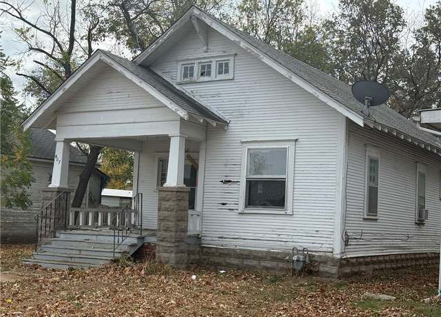 Property at 607 W 3rd St, Coffeyville, KS 67337, 2 beds, 1 bath