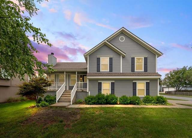 Property at 1324 Princeton Dr, Lee's Summit, MO 64081, 3 beds, 2.5 baths