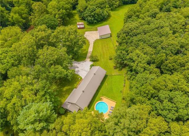Property at 4701 SW Bethel Rd, St Joseph, MO 64504, 3 beds, 2.5 baths