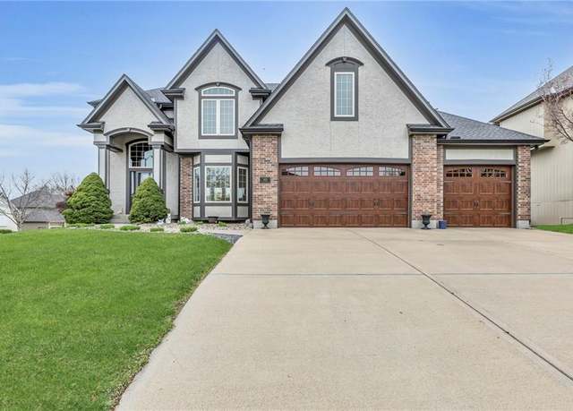 Property at 3825 NE 95th St, Kansas City, MO 64156, 4 beds, 3.5 baths
