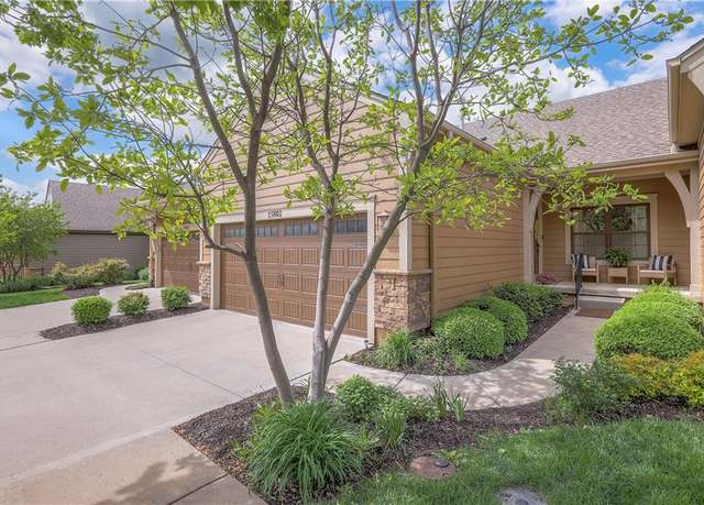 Property at 15802 Lowell Ln, Overland Park, KS 66223, 3 beds, 2.5 baths