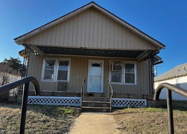 Property at 517 E Birch St, Independence, KS 67301, 3 beds, 1 bath