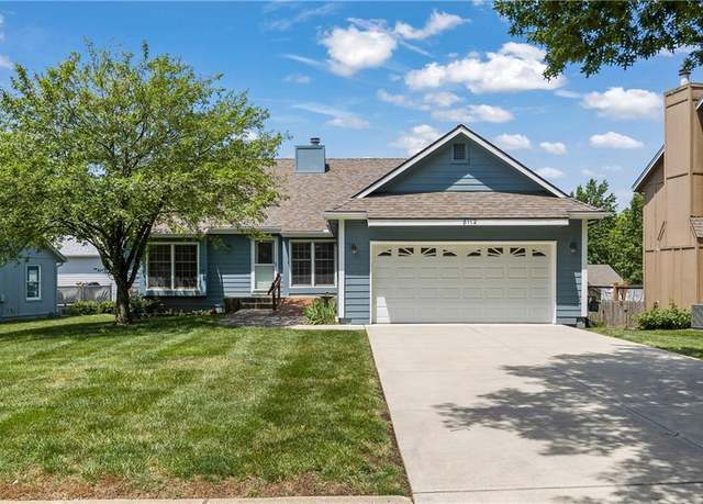 Property at 8112 Lichtenauer Dr, Lenexa, KS 66219, 4 beds, 3 baths