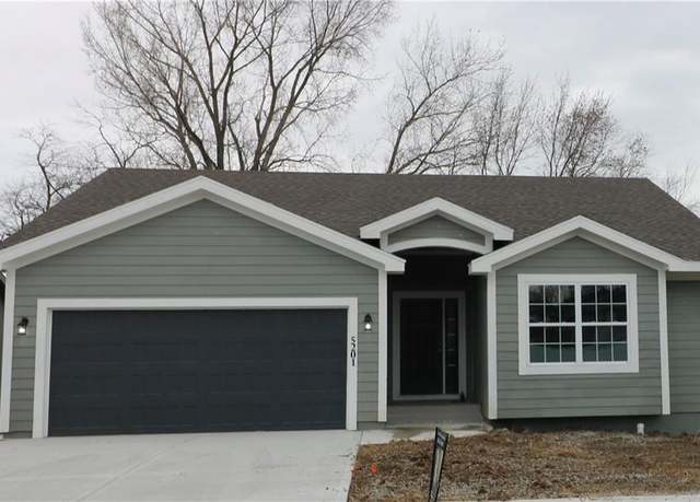 Property at 5201 University Ave, St Joseph, MO 64503, 3 beds, 2 baths
