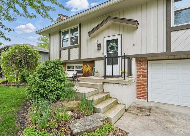 Property at 210 SE Wingate St, Lee's Summit, MO 64063, 3 beds, 1.5 baths