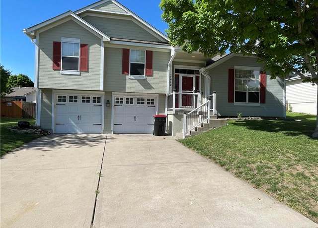 Property at 2212 SE 6th St, Lee's Summit, MO 64063, 3 beds, 2 baths