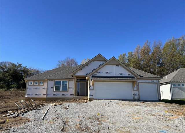 Property at 9301 N Poplar Ave, Kansas City, MO 64156, 4 beds, 3 baths
