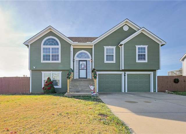 Property at 401 Lake Meadows Dr, Smithville, MO 64089, 3 beds, 3 baths