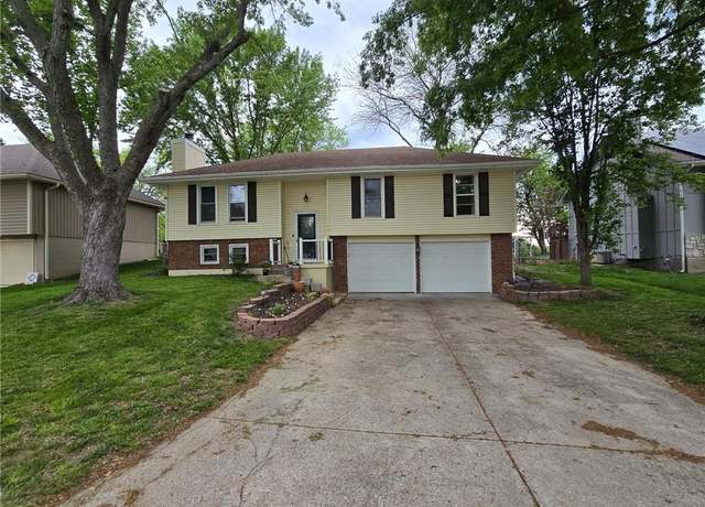 Property at 1748 NE Ridgeview Dr, Lee's Summit, MO 64086, 3 beds, 3 baths